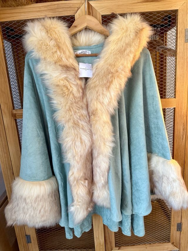 Capa/abrigo de invierno con capucha y pelo NUEVO