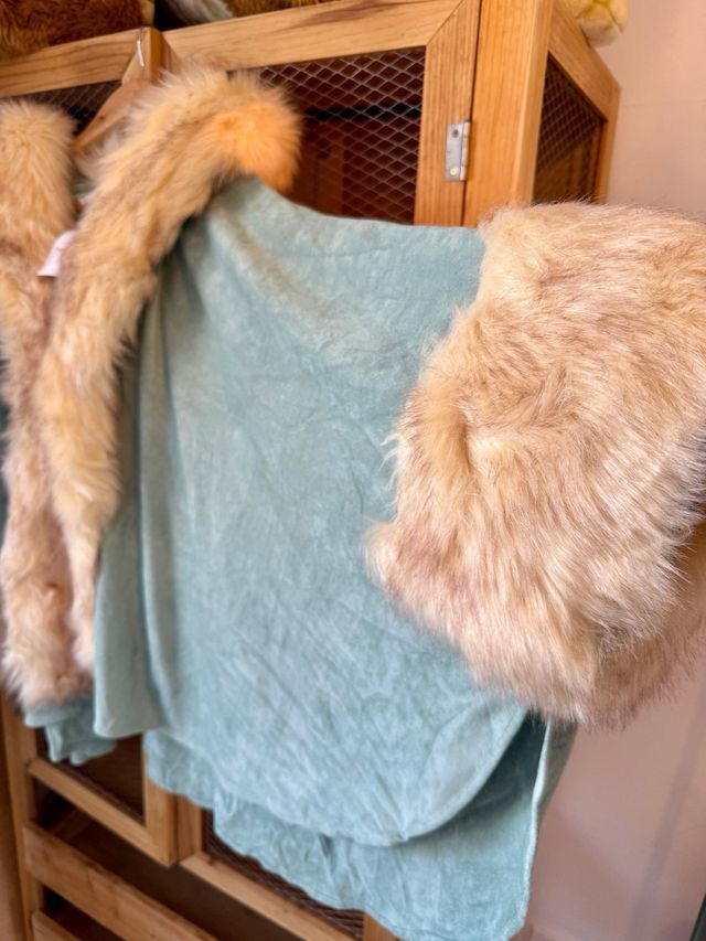 Capa/abrigo de invierno con capucha y pelo NUEVO