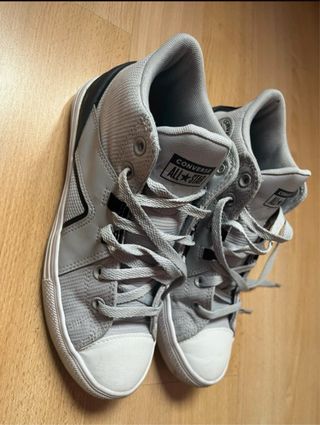 Zapatillas Converse grises y blancas