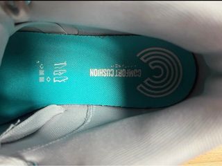 Zapatillas Converse grises y blancas