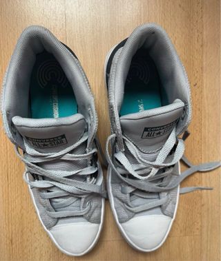 Zapatillas Converse grises y blancas
