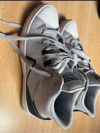 Zapatillas Converse grises y blancas
