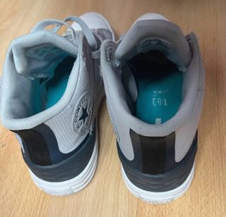 Zapatillas Converse grises y blancas