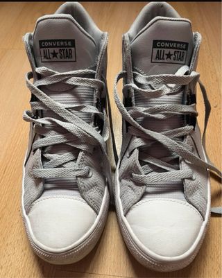 Zapatillas Converse grises y blancas