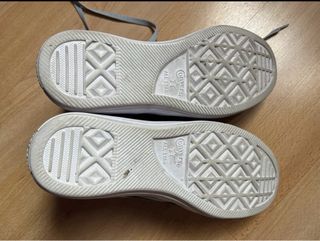 Zapatillas Converse grises y blancas