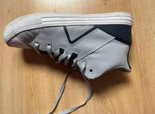Zapatillas Converse grises y blancas