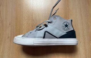 Zapatillas Converse grises y blancas