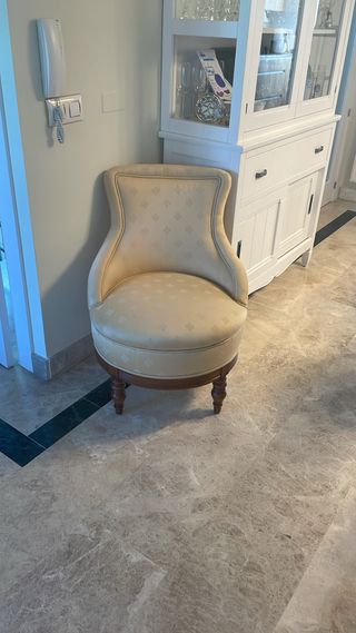 Poltrona vintage beige con piedi in legno