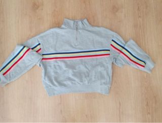 Sudadera gris con cremallera y rayas arcoíris