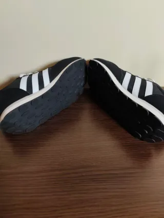 Zapatillas Adidas Negras y Blancas, originales