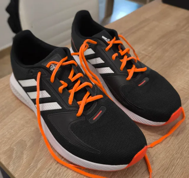 Tenis Adidas Negros con Naranja talla 44