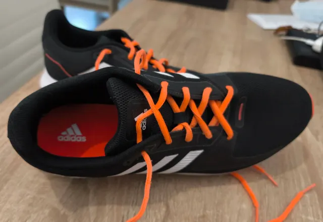 Tenis Adidas Negros con Naranja talla 44