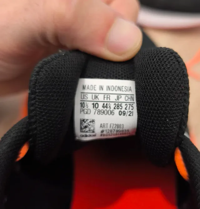 Tenis Adidas Negros con Naranja talla 44