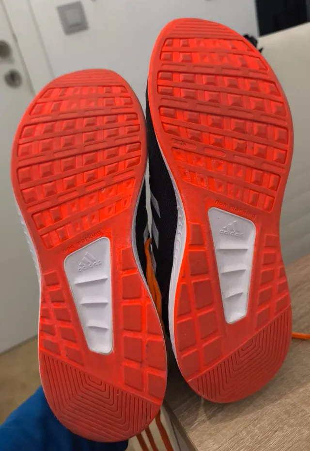 Tenis Adidas Negros con Naranja talla 44