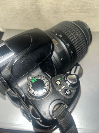 Cámara Nikon D40 con objetivo. Completa.