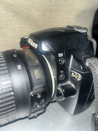 Cámara Nikon D40 con objetivo. Completa.