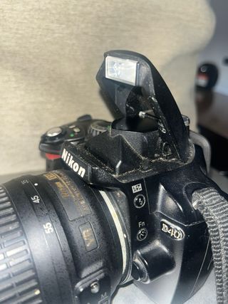Cámara Nikon D40 con objetivo. Completa.