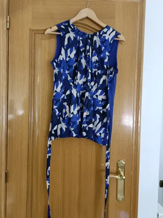 Blusa azul y blanca con estampado floral