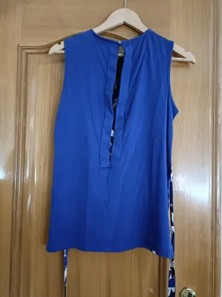 Blusa azul y blanca con estampado floral