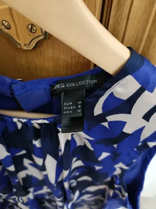 Blusa azul y blanca con estampado floral