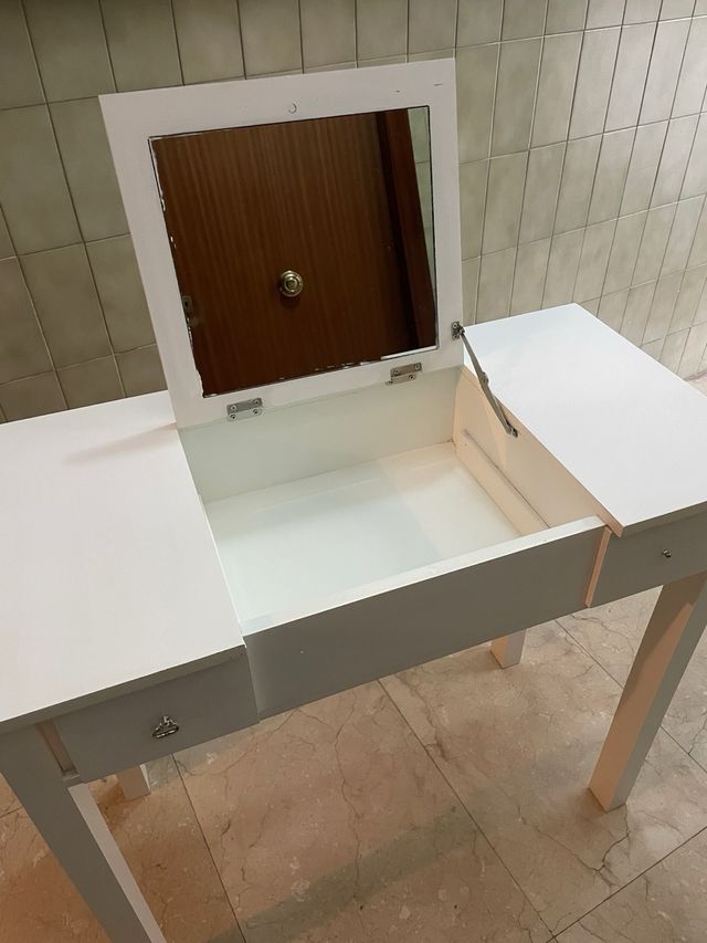Tocador blanco con espejo