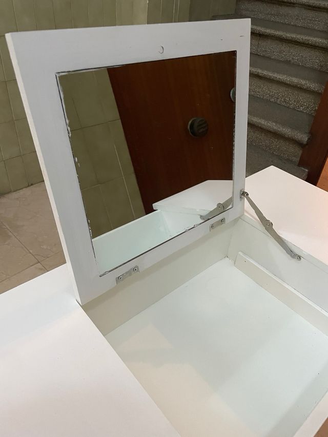 Tocador blanco con espejo