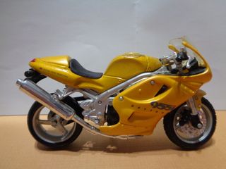Triumph 955i Daytona 1/18