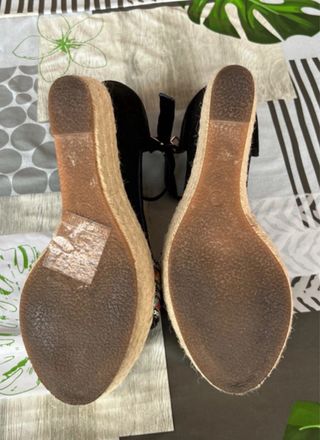 Sandalias cuña Nia Nia negras multicolor