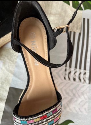 Sandalias cuña Nia Nia negras multicolor