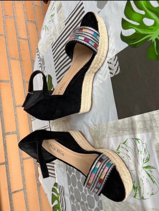 Sandalias cuña Nia Nia negras multicolor