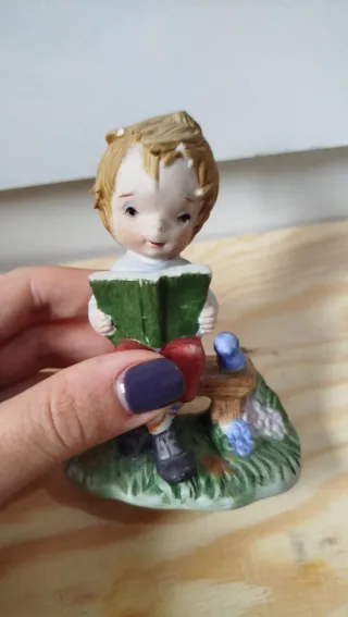 Statuetta vintage bambino legge libro