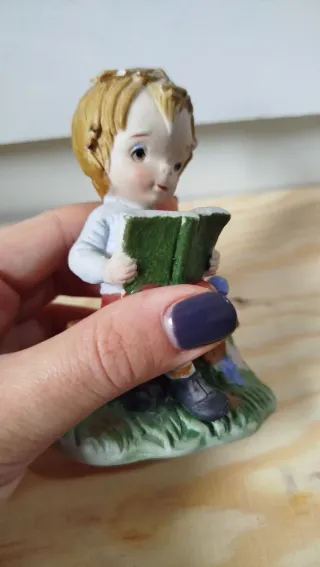 Statuetta vintage bambino legge libro