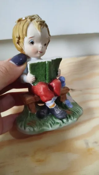 Statuetta vintage bambino legge libro