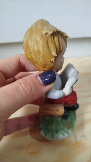 Statuetta vintage bambino legge libro