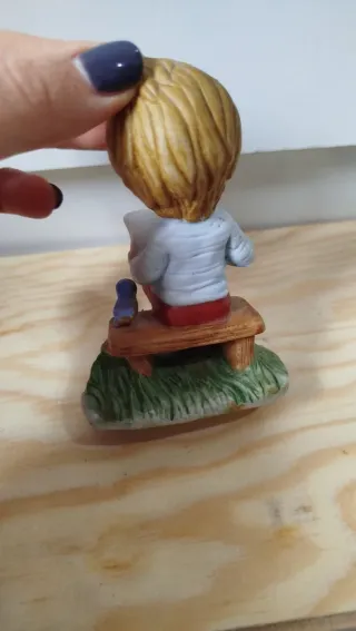 Statuetta vintage bambino legge libro