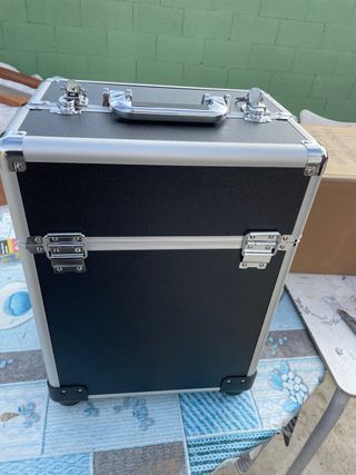 Maletín de maquillaje con ruedas