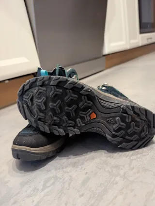 Botas de montaña Quechua negras y turquesa