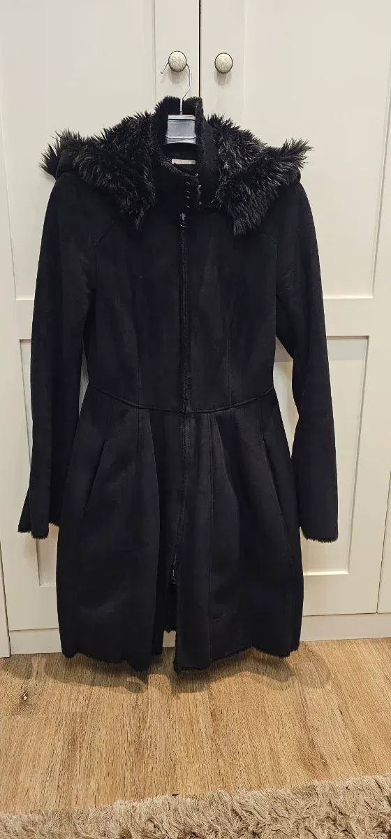 Abrigo Armani Exchange negro con capucha