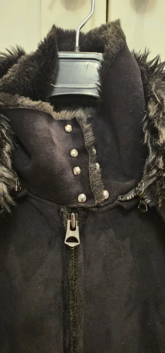 Abrigo Armani Exchange negro con capucha