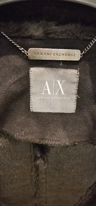 Abrigo Armani Exchange negro con capucha