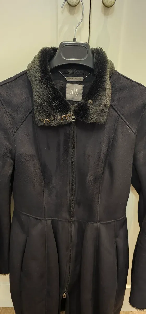 Abrigo Armani Exchange negro con capucha