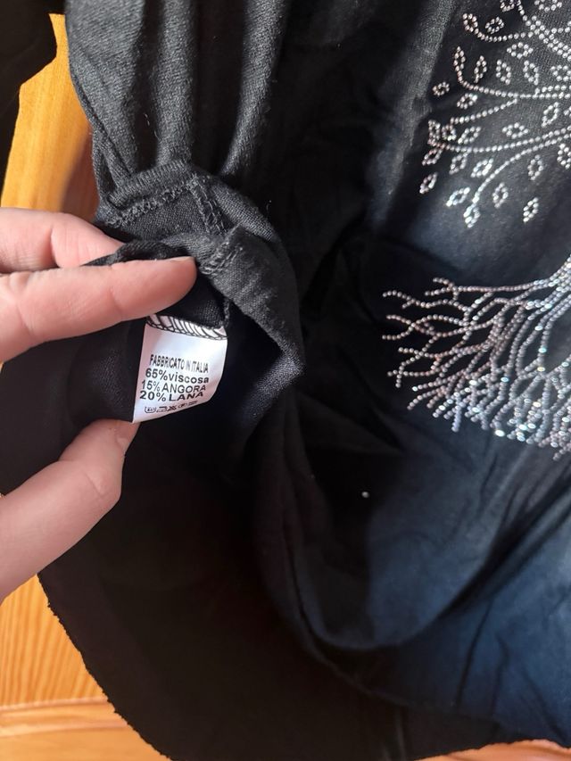 Suéter negro con brillantes