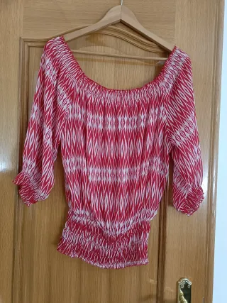 Blusa roja y blanca con estampado