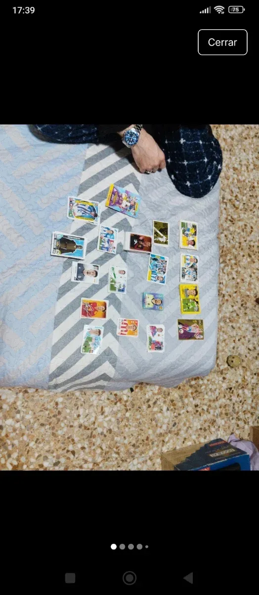 Cartas e adesivos colecionáveis