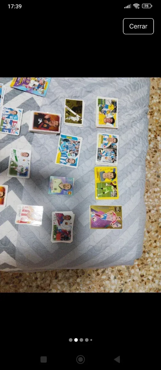 Cartas e adesivos colecionáveis