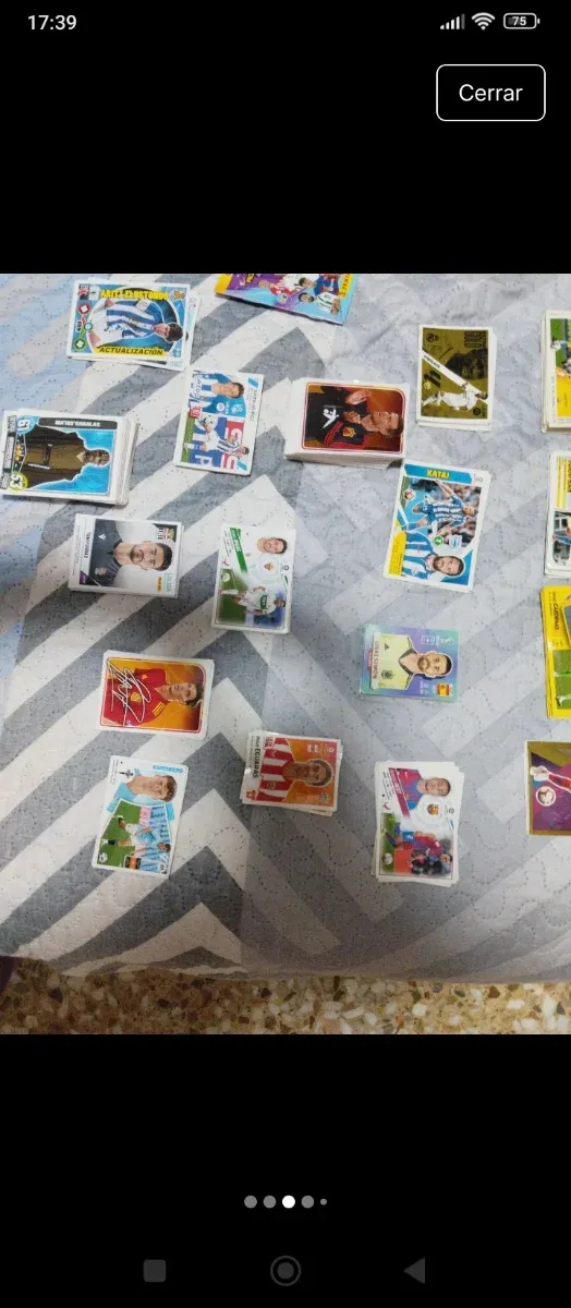 Cartas e adesivos colecionáveis