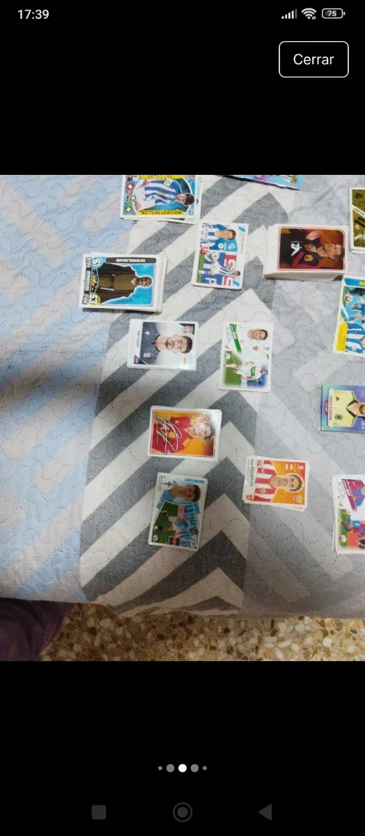 Cartas e adesivos colecionáveis