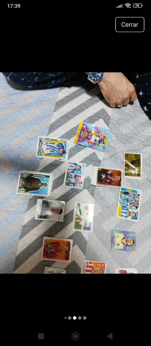 Cartas e adesivos colecionáveis