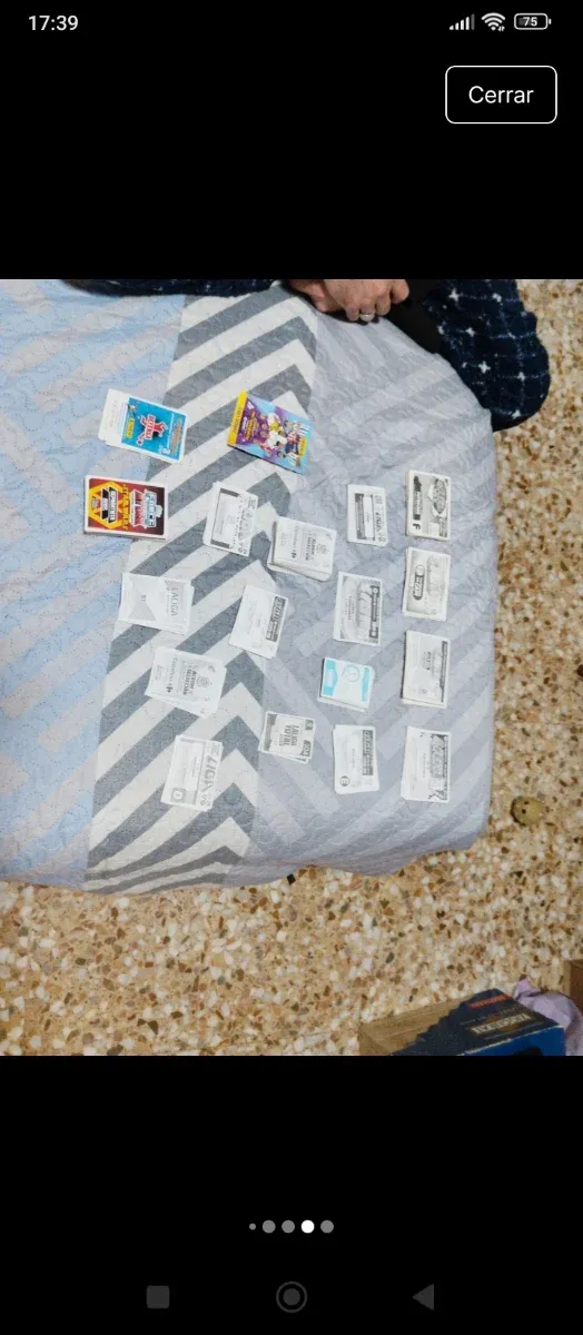 Cartas e adesivos colecionáveis