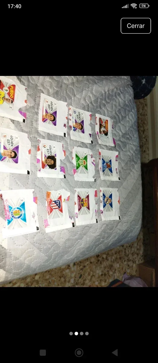 Cartas e adesivos colecionáveis